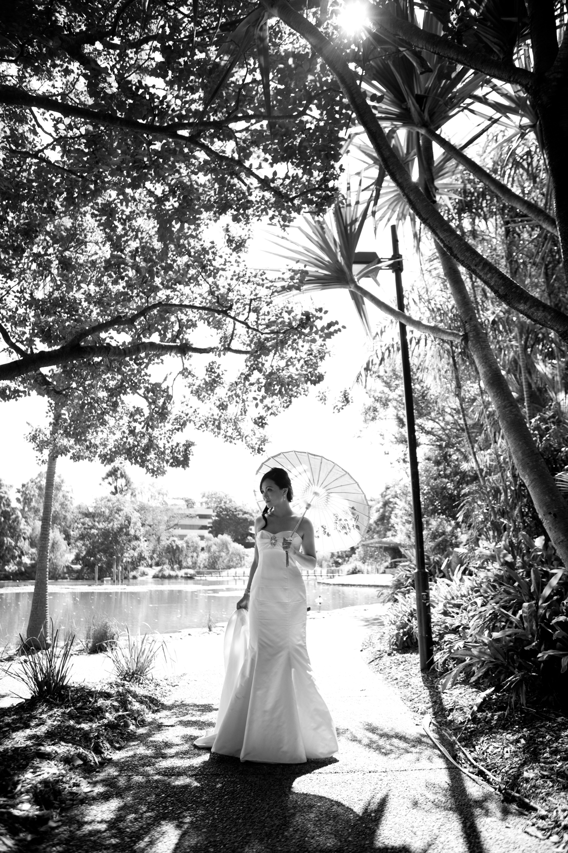 Vietnamese bride with Parasol in photo shoot