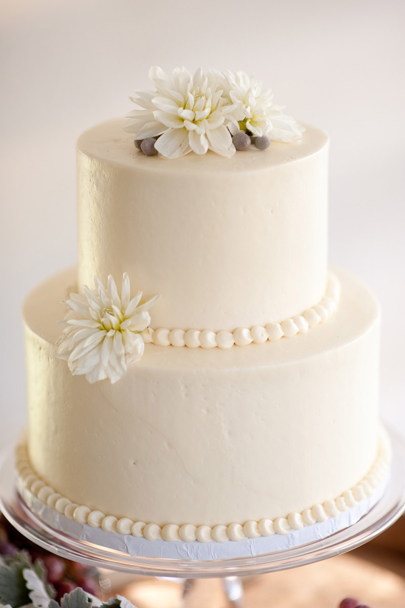 Elegant-White-Wedding-Cake-With-Fresh-Flowers