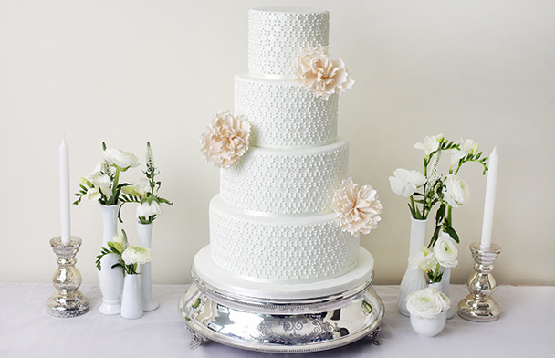 white-cake-table