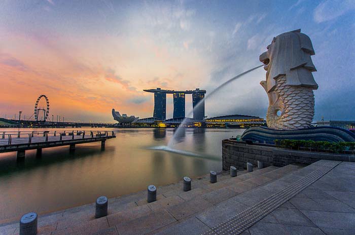 Rear_view_of_the_Merlion_statue_at_Merlion_Park,_Singapore,_with_Marina_Bay_Sands_in_the_distance_-_20140307