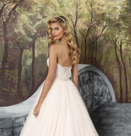 Justin Alexander Classic Romance Wedding Dress Feature