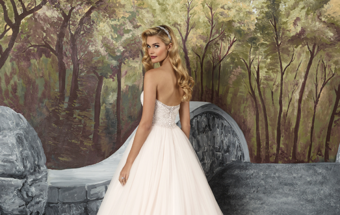 Justin Alexander Classic Romance Wedding Dress Feature