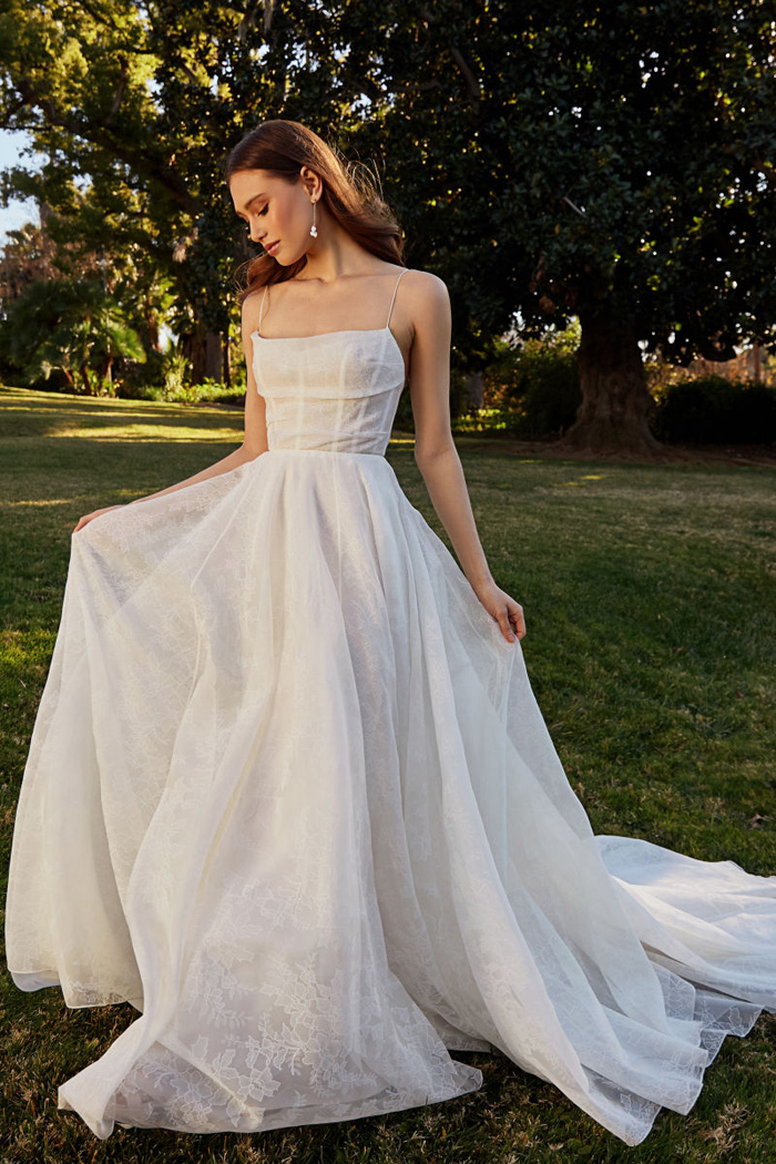 The 2021 Wedding Dress Trends You Need To See! - Modern Wedding